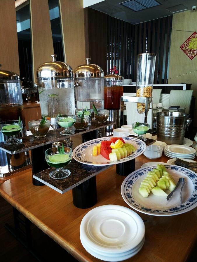 The L Hotel Entertainment Batam Buitenkant foto