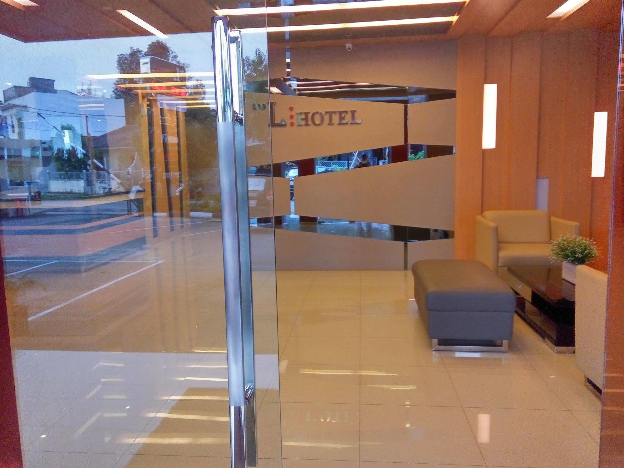The L Hotel Entertainment Batam Buitenkant foto