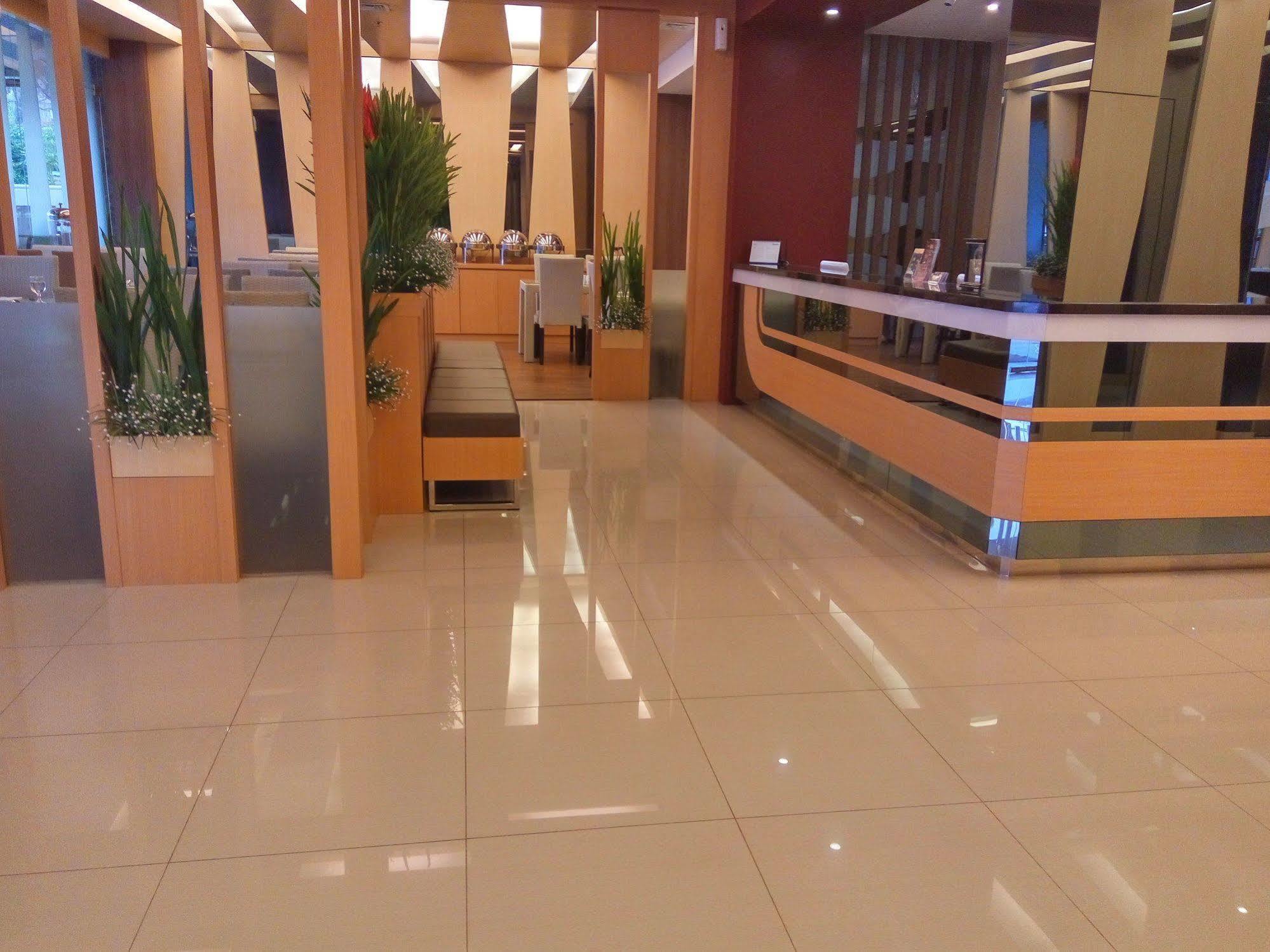 The L Hotel Entertainment Batam Buitenkant foto