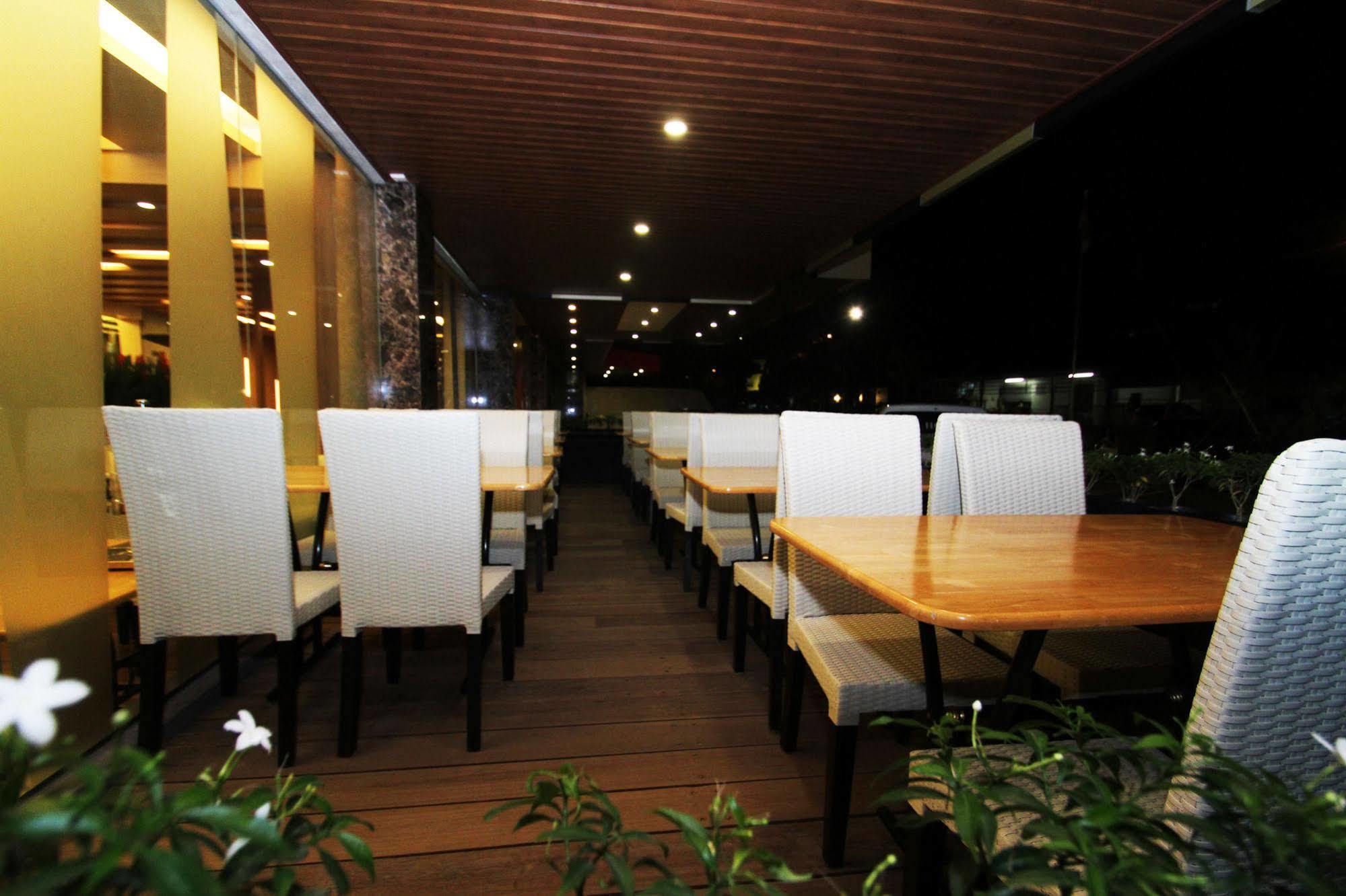 The L Hotel Entertainment Batam Buitenkant foto