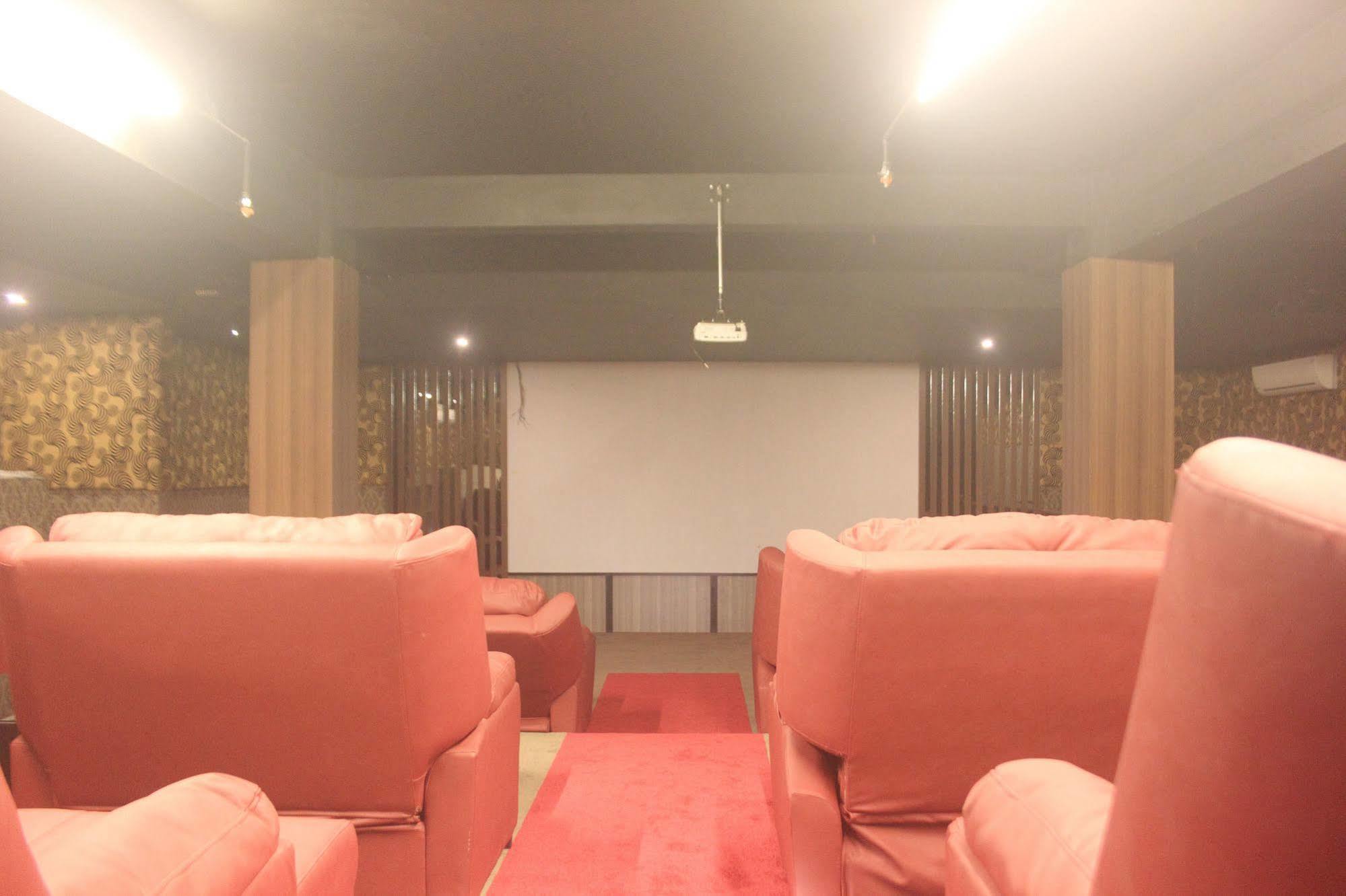 The L Hotel Entertainment Batam Buitenkant foto