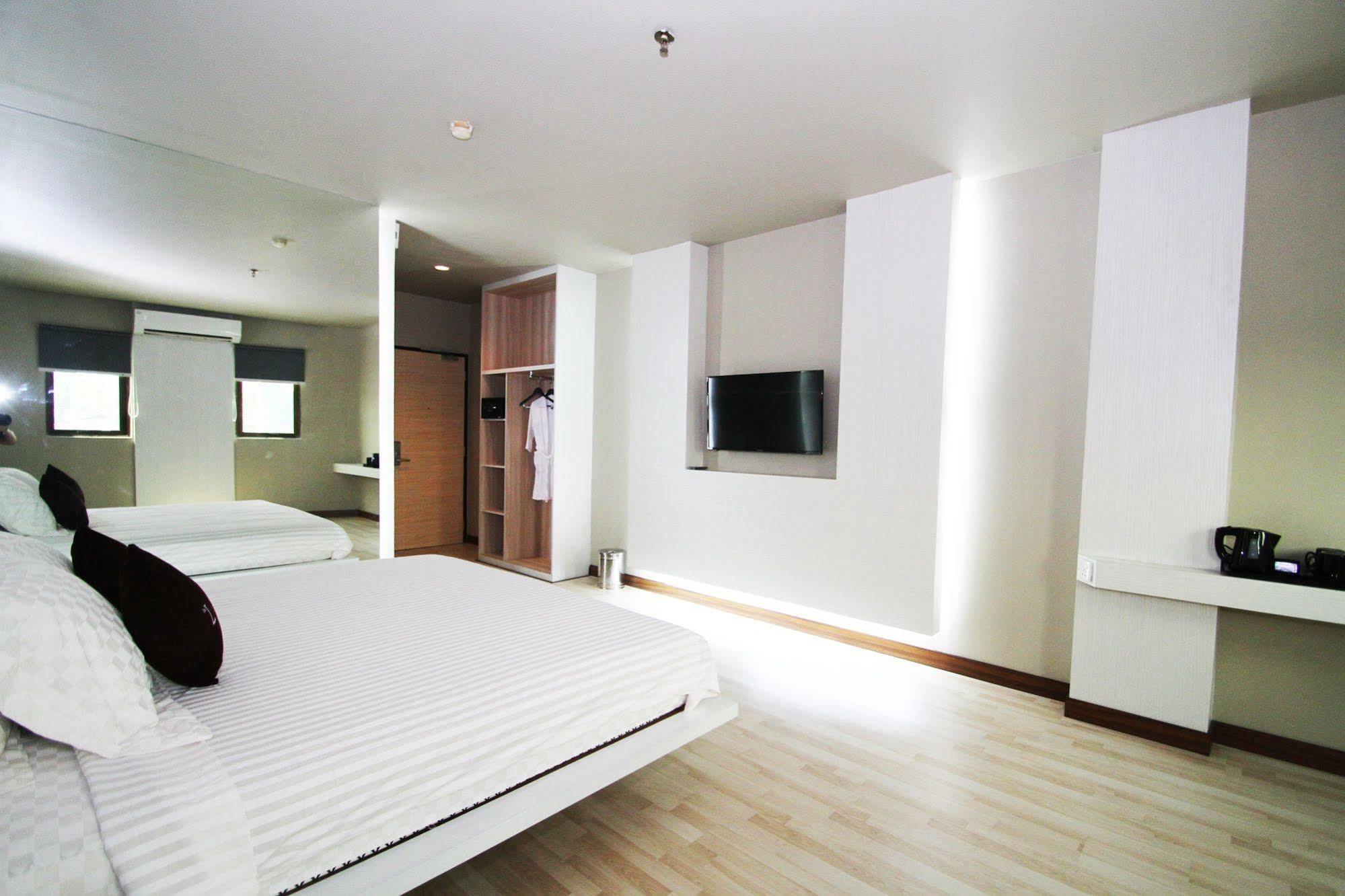 The L Hotel Entertainment Batam Buitenkant foto