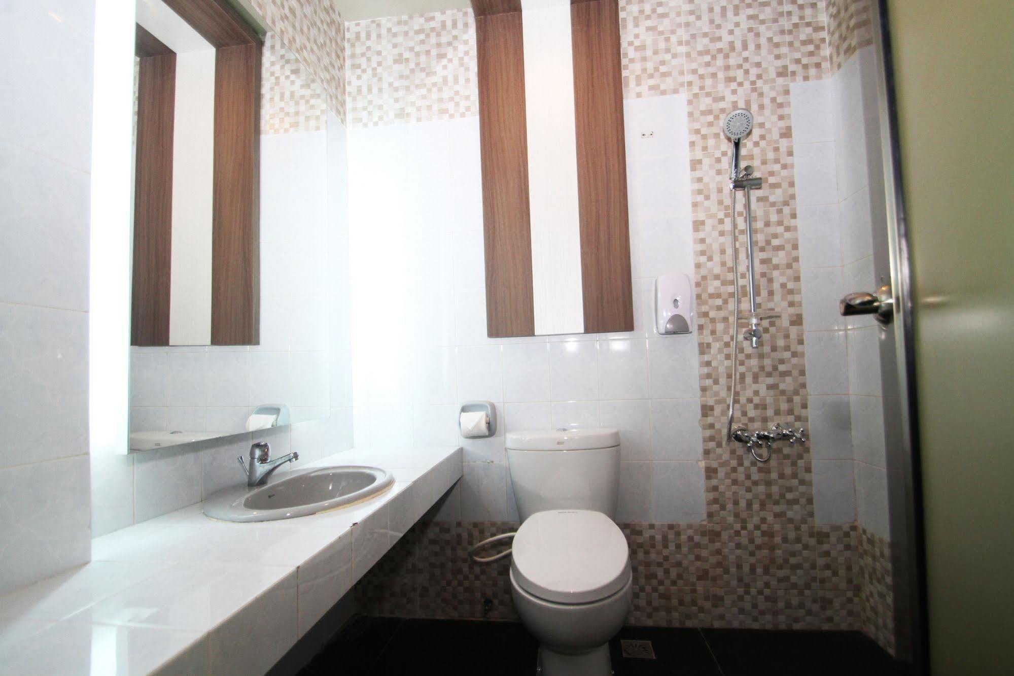 The L Hotel Entertainment Batam Buitenkant foto