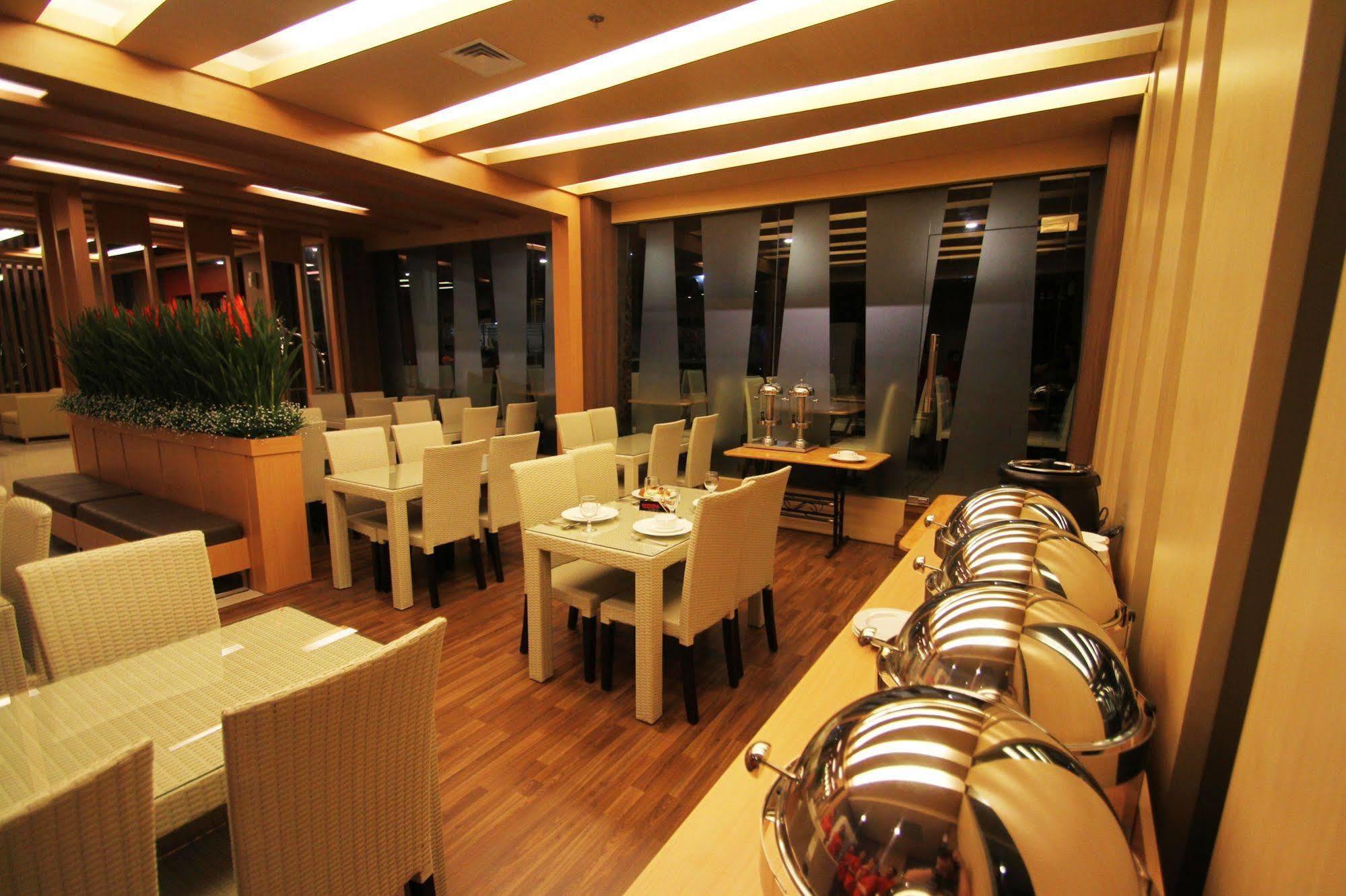 The L Hotel Entertainment Batam Buitenkant foto