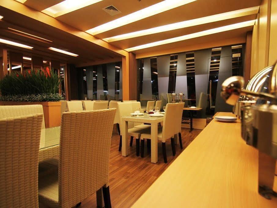 The L Hotel Entertainment Batam Buitenkant foto