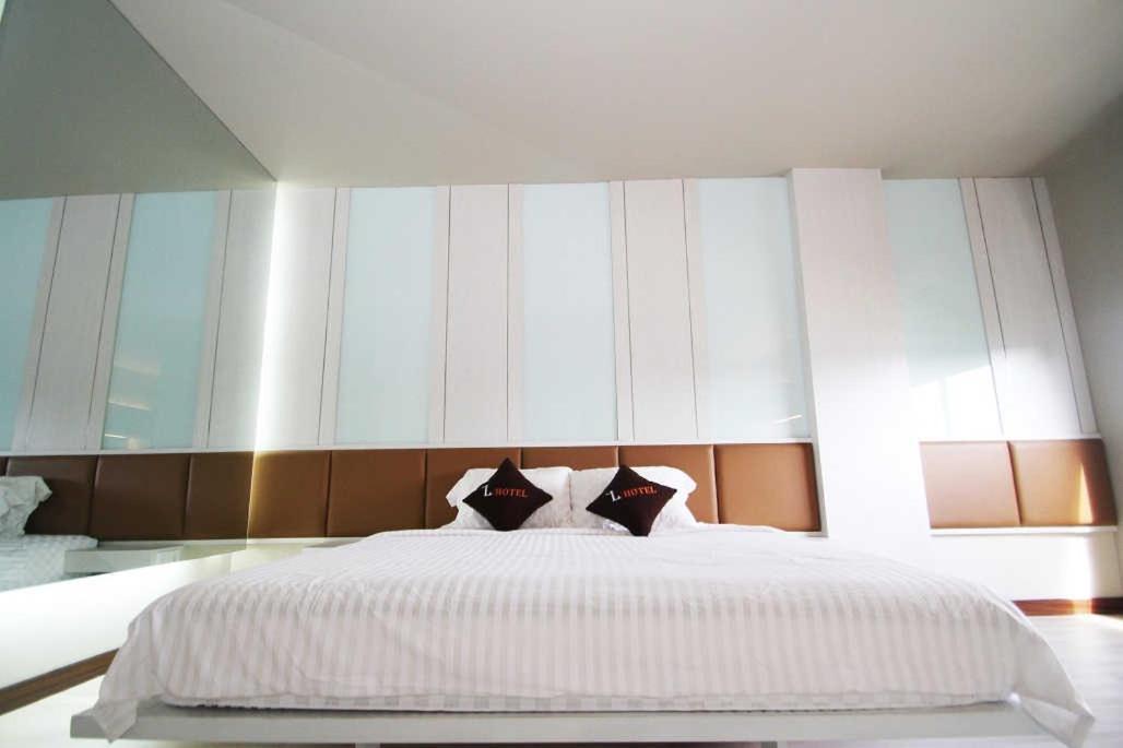 The L Hotel Entertainment Batam Buitenkant foto