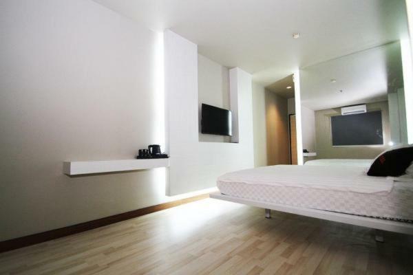 The L Hotel Entertainment Batam Buitenkant foto